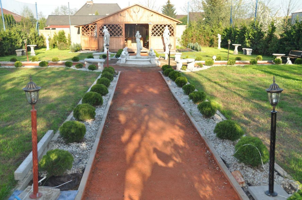 Zajazd Pod Lwem Trzebnica Bagian luar foto